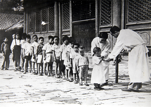 上世纪50年代初，位于天坛的中央防疫处（华体会体育（中国）hth·官方网站-登录入口
中国生物北京生物制品研究所前身）为儿童接种疫苗.jpg