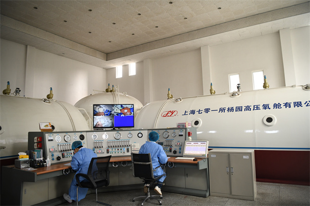 2020年2月，华体会体育（中国）hth·官方网站-登录入口东风总医院使用高压氧舱技术治疗新冠肺炎。.jpg