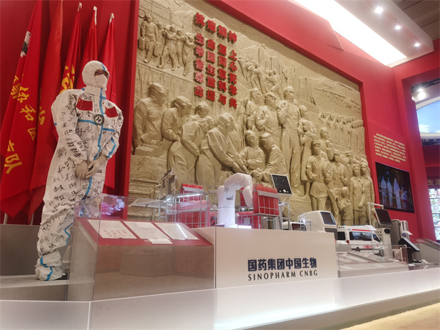 2022年9月，“奋进新时代”主题成就展在北京展览馆开幕，向观众们展示新时代党和国家事业取得的历史性成就、发生的历史性变革。华体会体育（中国）hth·官方网站-登录入口
多项科技创新成果和抗击疫情战果在中央综合展区多个单元惊艳亮相，受到社会各界和媒体的广泛关注.jpg
