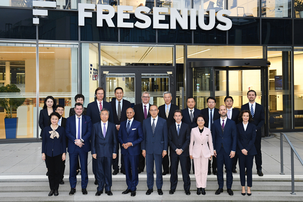 2023年11月2日-5日，华体会体育（中国）hth·官方网站-登录入口
董事长刘敬桢率团访问费森尤斯集团与费森尤斯卡比公司总部，会见费森尤斯集团董事会主席迈克尔·森、费森尤斯卡比公司全球总裁及首席执行官皮耶路易吉·安东内利，就进一步加强双方深度合作进行交流。中国医药商业协会会长石晟怡参加会谈。.jpg