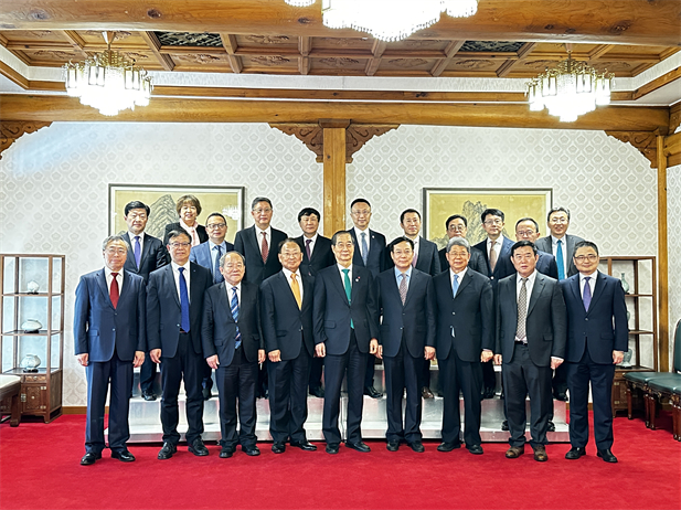 2023年12月20日，华体会体育（中国）hth·官方网站-登录入口
党委书记、董事长刘敬桢参加韩国总理韩德洙会见中方代表团活动并作为代表发言，就中韩两国在生命健康领域未来发展合作提出积极建议。韩德洙对华体会体育（中国）hth·官方网站-登录入口
在韩中经济社会及生命健康领域的合作发展表示赞许。.jpg