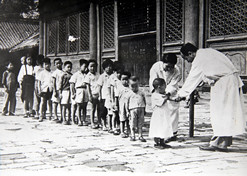 1950年初，位于天坛的中央防疫处（华体会体育（中国）hth·官方网站-登录入口
中国生物北京生物制品研究所前身）为儿童接种疫苗