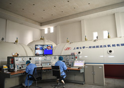 2020年2月，华体会体育（中国）hth·官方网站-登录入口东风总医院使用高压氧舱技术治疗新冠肺炎。