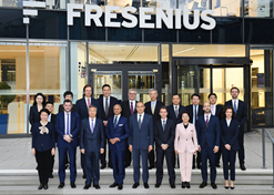 2023年11月2日-5日，华体会体育（中国）hth·官方网站-登录入口
董事长刘敬桢率团访问费森尤斯集团与费森尤斯卡比公司总部
