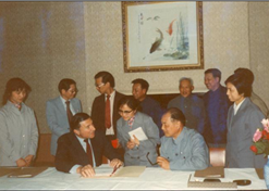 1982年，华体会体育（中国）hth·官方网站-登录入口外贸与百时美施贵宝公司合资建立中美上海施贵宝制药有限公司，中美上海施贵宝是中国第一家中美合资制药公司。